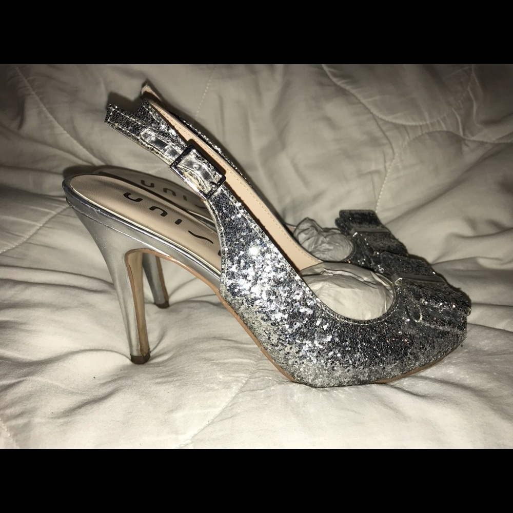 Silver Heels - Picture 3 of 4